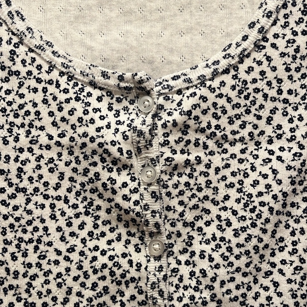 Brandy Melville Women’s Floral Button Down Lettuce Trim Shirt Size XS-Small - Picture 3 of 8
